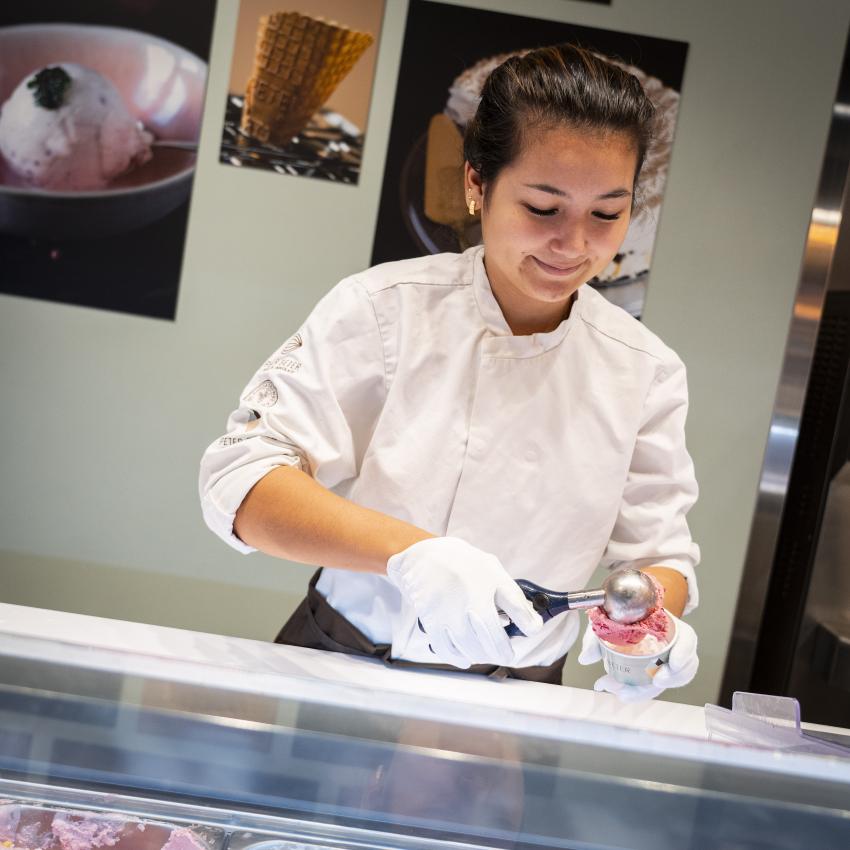 Kunde som kigger igennem et montren på de lækre flødeboller fra Peter Beier